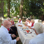 Kaffee und Kuchen im Kirchhof
