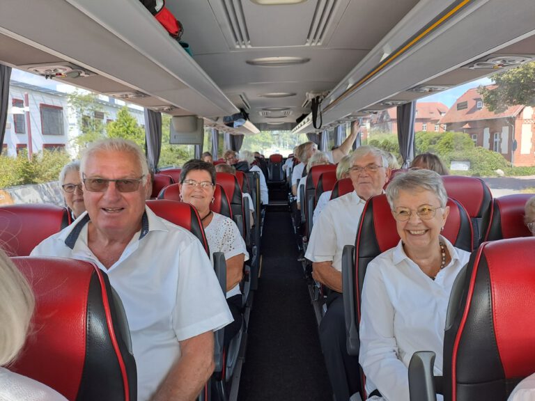 Chormitglieder im Reisebus auf dem Weg nach Stavenhagen