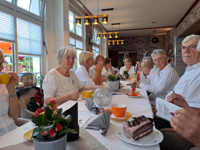 Chormitglieder bei Kaffee und Torte im Café am Markt