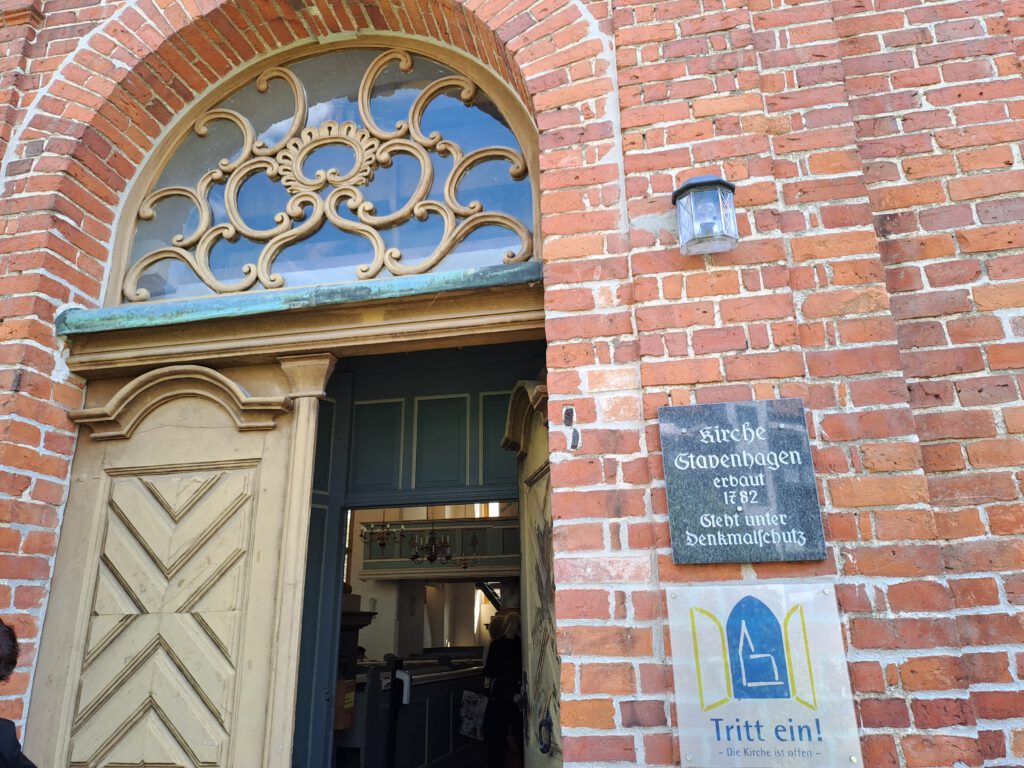 Das Eingangsportal der barocken Stadtkirche in Stavenhagen