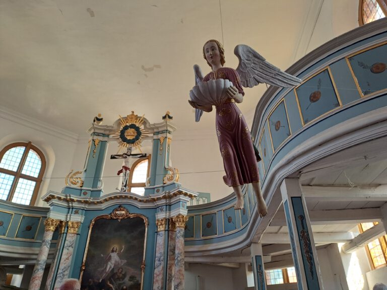 Der schwebende Taufengel in der Stadtkirche Stavenhagen