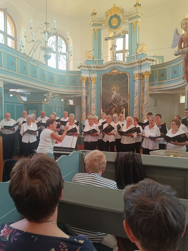 Der Chor singt voller Eifer beim Auftritt in der Stadtkirche Stavenhagen