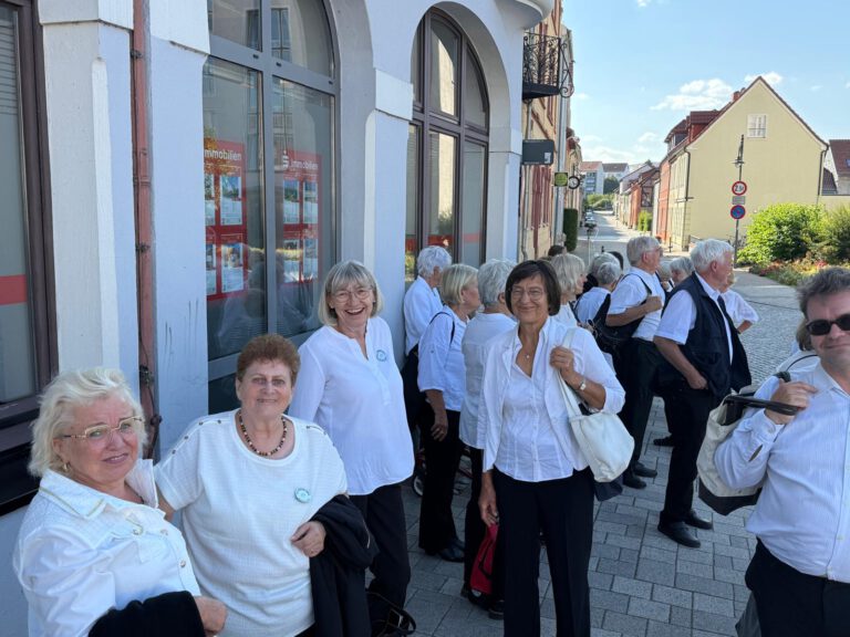 Chormitglieder warten nach dem Konzert auf den Bus zur Heimfahrt