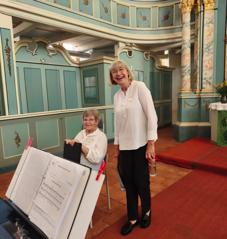 Sylvia und Christa entspannt vor dem Auftritt