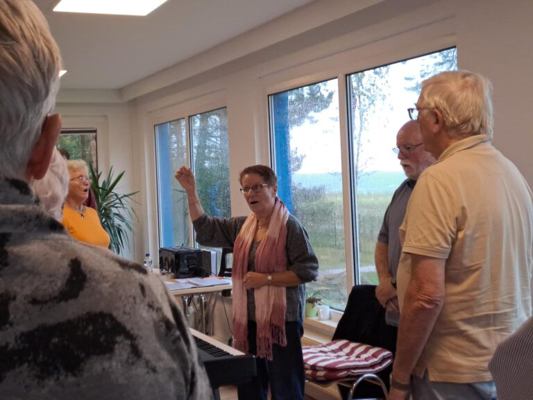 Chorleiterin Christiane Fuhrmann dirigiert den Chor
