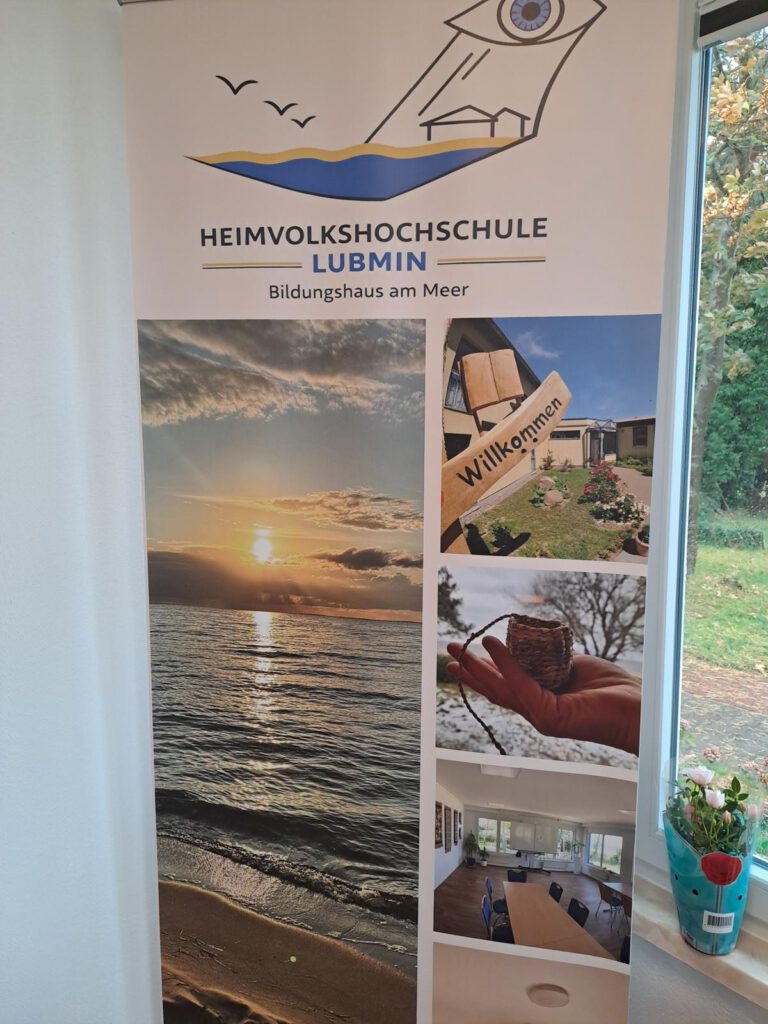 Aufsteller der Heimvolkshochschule Lubmin, Bildungshaus am Meer
