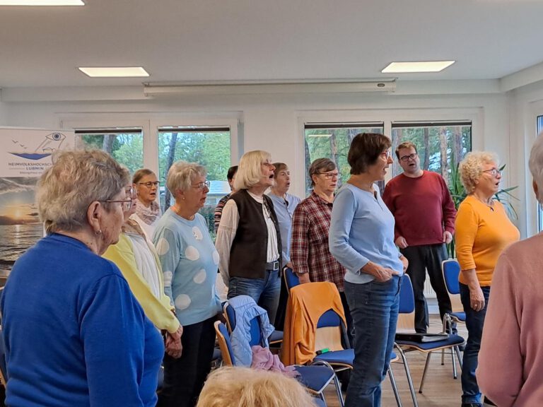 Der Chor steht im Saal und singt