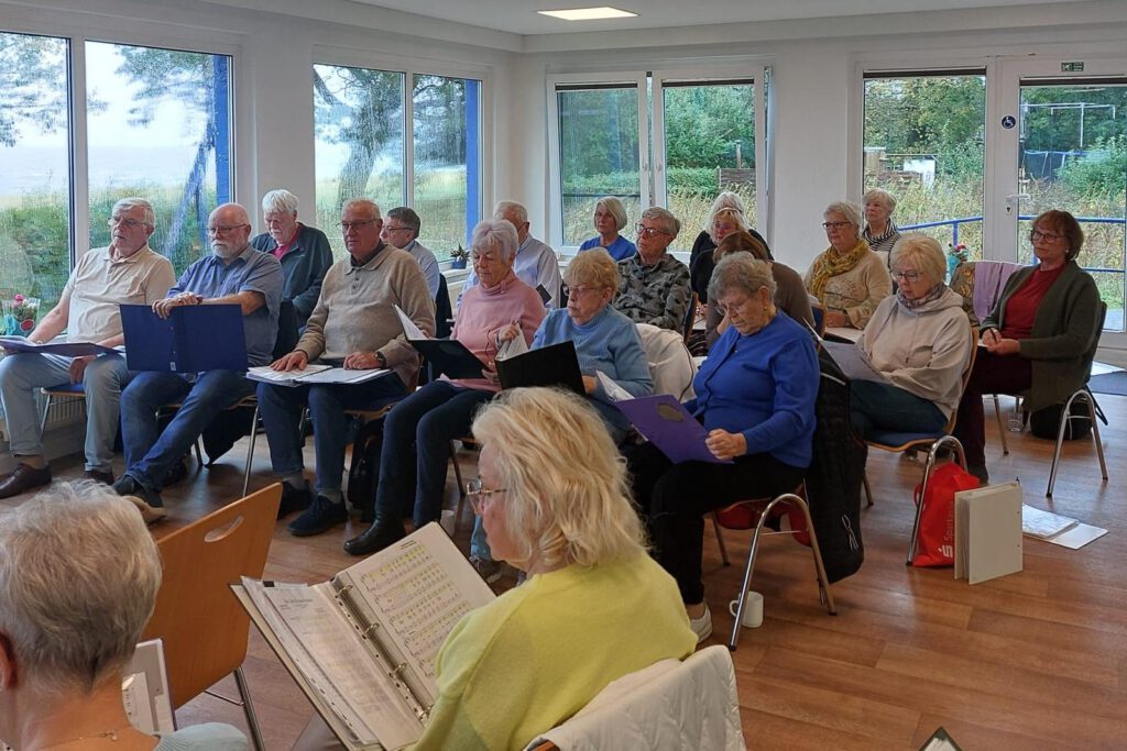 Der Chor probt im hellen Saal der Heimvolkshochschule Lubmin