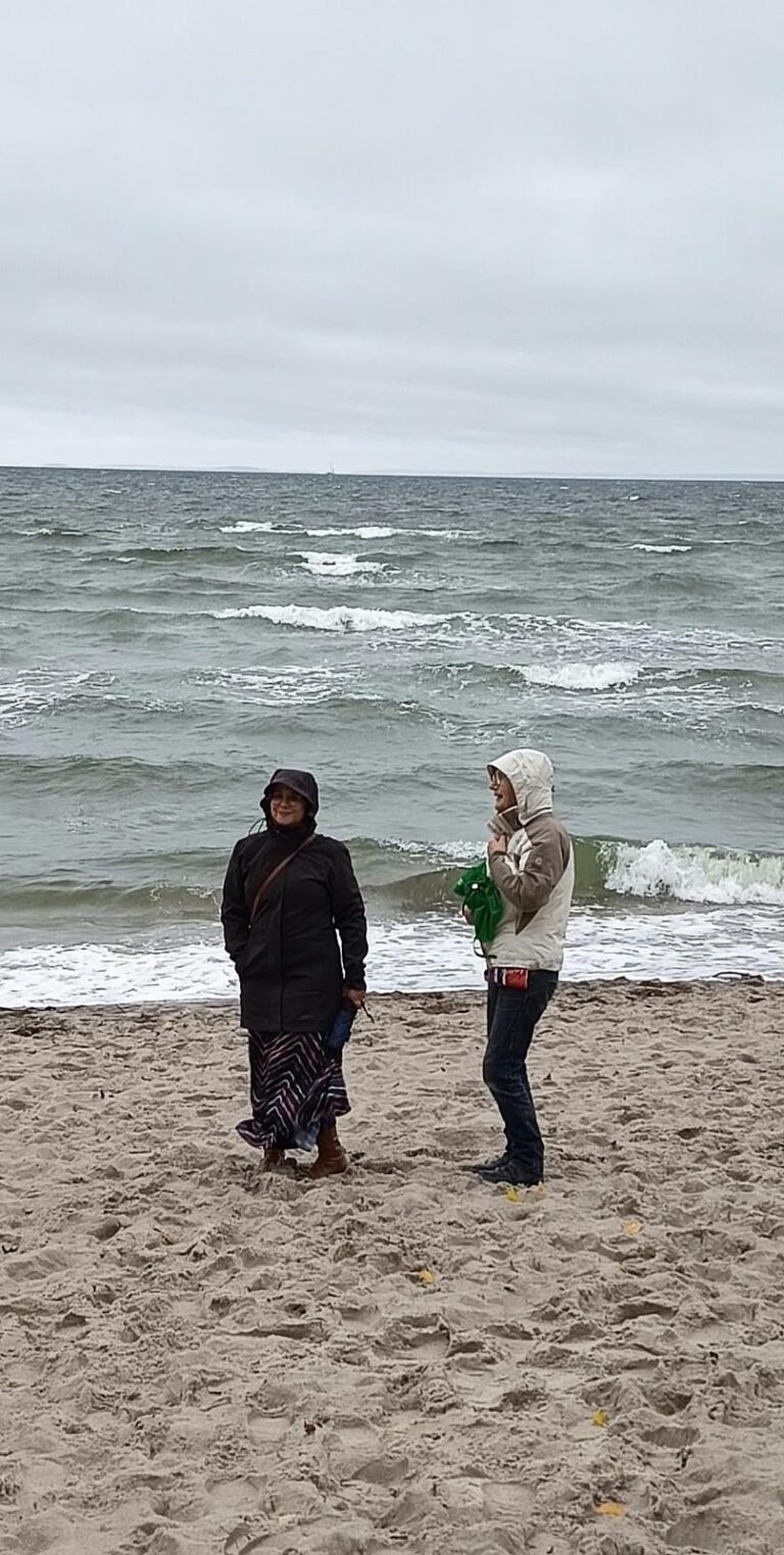 Zwei Sängerinnen am Strand von Lubmin bei aufgewühlter See